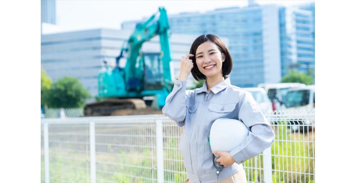 建設現場で働く女性スタッフ