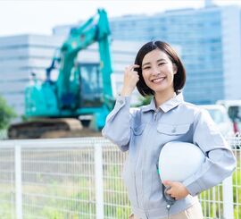 建設現場で働く女性スタッフ